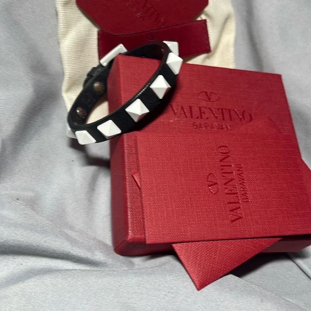 Sale 🔥 Valentino Garavani Black and White Rock Studded.Bracelet. Very Rare - Picture 3 of 9